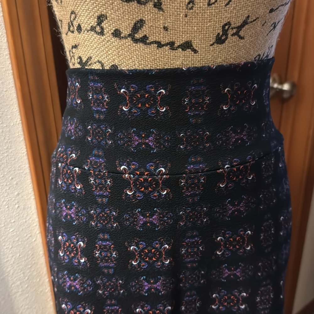 LuLaRoe ⭐️Cassie Pencil Skirt - Picture 2 of 11